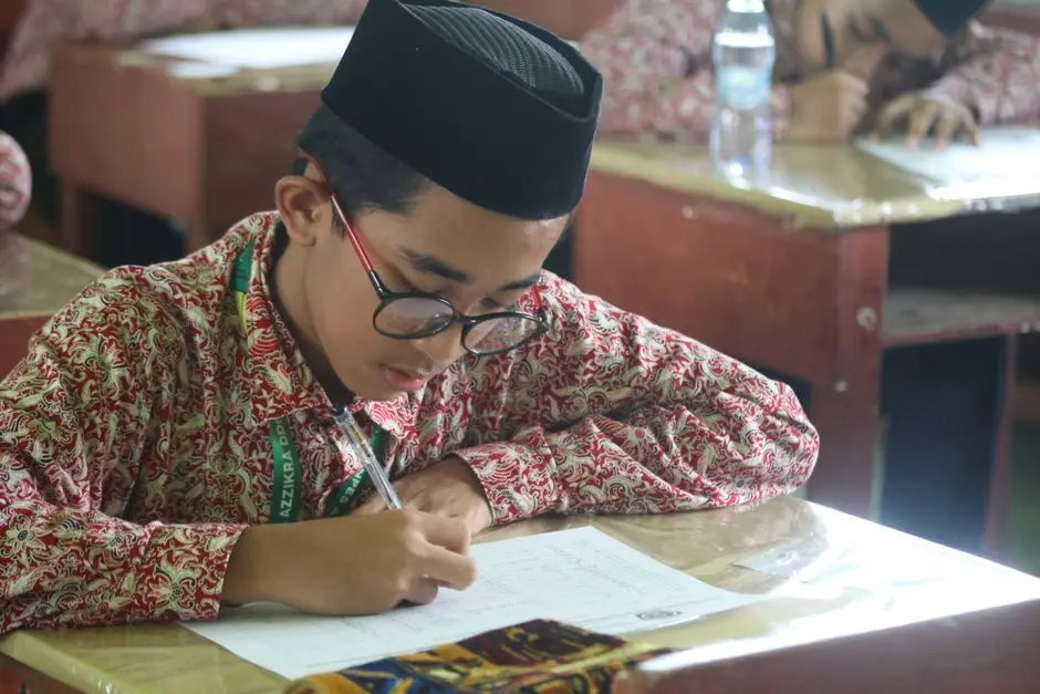 Peserta bimbel sedang mengerjakan latihan soal
